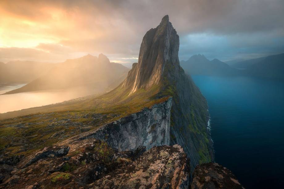 Imagem vencedora na categoria "Paisagens, Paisagens Aquáticas e Flora" mostra a Iha de Senja, localizada na Noruega