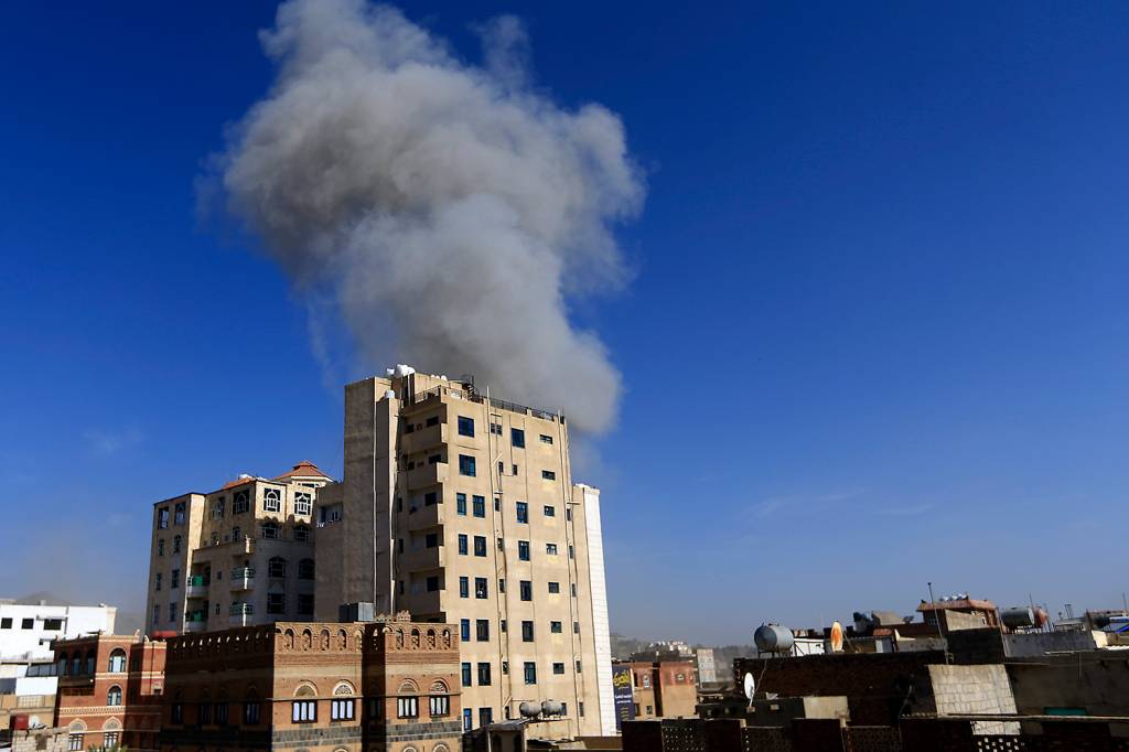 Israel bombardeia capital do Iêmen após ataque huti a cidade turística