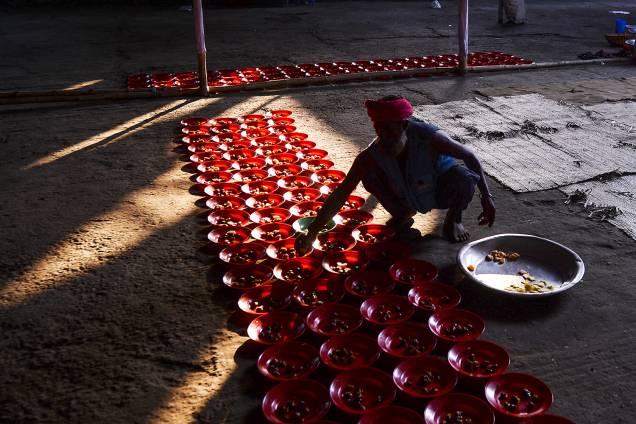 Voluntário prepara alimentação para devotos muçulmanos antes da quebra de jejum durante o mês do Ramadã, em um santuário de Daca, capital de Bangladesh - 30/05/2019 Voluntário prepara alimentação para devotos muçulmanos antes da quebra de jejum durante o mês do Ramadã, em um santuário de Daca, capital de Bangladesh - 30/05/2019