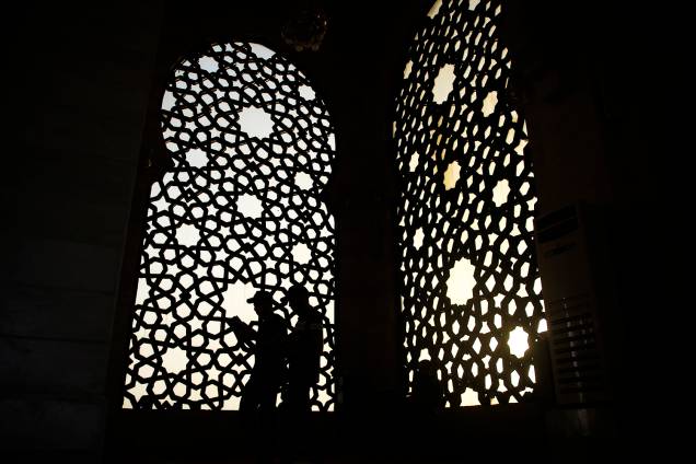 Palestinos lêem o Alcorão na mesquita de al-Khaldi, localizada na Cidade de Gaza, durante o mês do jejum sagrado do Ramadã - 30/05/2019 Palestinos lêem o Alcorão na mesquita de al-Khaldi, localizada na Cidade de Gaza, durante o mês do jejum sagrado do Ramadã - 30/05/2019