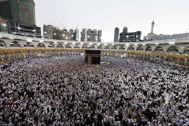Muçulmanos se reúnem em torno da Kaaba, localizada dentro da Grande Mesquita de Meca, na Arabia Saudita - 31/05/2019 Muçulmanos se reúnem em torno da Kaaba, localizada dentro da Grande Mesquita de Meca, na Arabia Saudita - 31/05/2019
