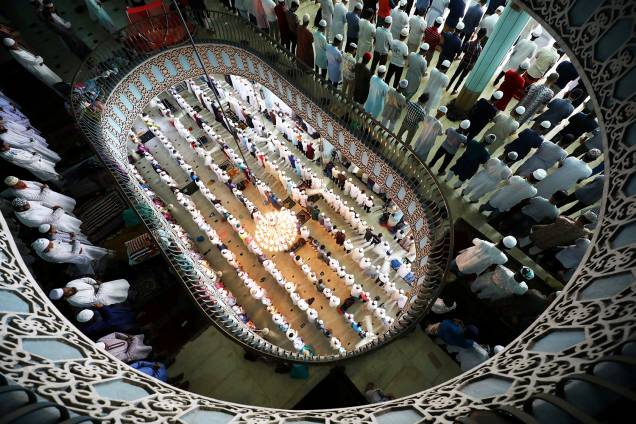Muçulmanos oram na Mesquita Nacional Baitul Mukarram, localizada em Daca, capital de Bangladesh, durante a Jamaat-ul-Vida - última sexta-feira do mês do Ramadã - 31/05/2019 Muçulmanos oram na Mesquita Nacional Baitul Mukarram, localizada em Daca, capital de Bangladesh, durante a Jamaat-ul-Vida - última sexta-feira do mês do Ramadã - 31/05/2019