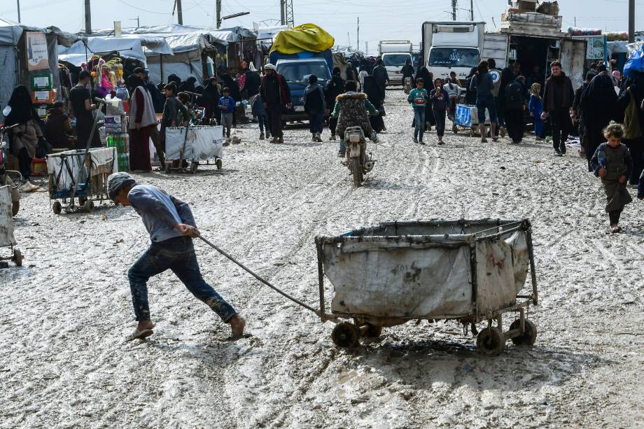 Comércio ambulante é improvisado para atender as necessidades dos moradores