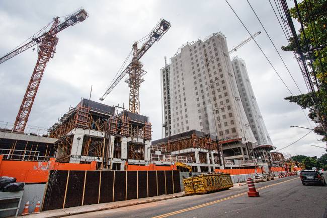 Devagar, quase parando