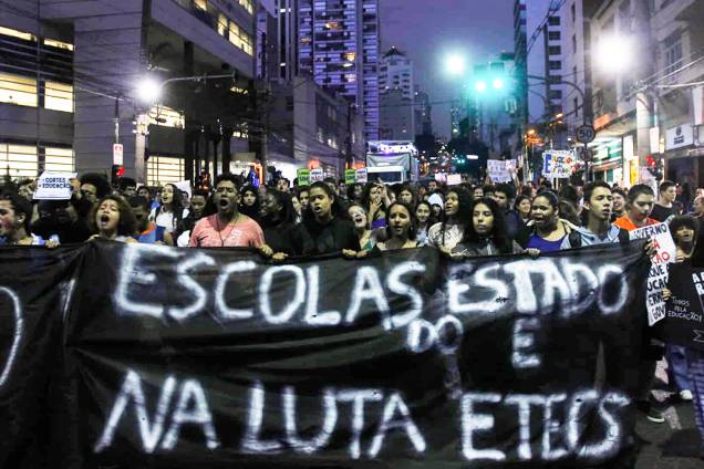 Estudantes carregam faixa durante protesto contra corte de vebas nas universidades, realizado na Av.Brigadeiro Luís Antônio, região central de São Paulo (SP) - 15/05/2019 Estudantes carregam faixa durante protesto contra corte de vebas nas universidades, realizado na Av.Brigadeiro Luís Antônio, região central de São Paulo (SP) - 15/05/2019
