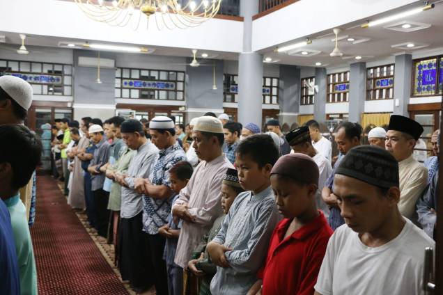 Muçulmanos indonésios realizam a oração 'Tarawih' na véspera do mês sagrado islâmico do Ramadã, em Jacarta, Indonésia - 05/05/2019 Muçulmanos indonésios realizam a oração 'Tarawih' na véspera do mês sagrado islâmico do Ramadã, em Jacarta, Indonésia - 05/05/2019