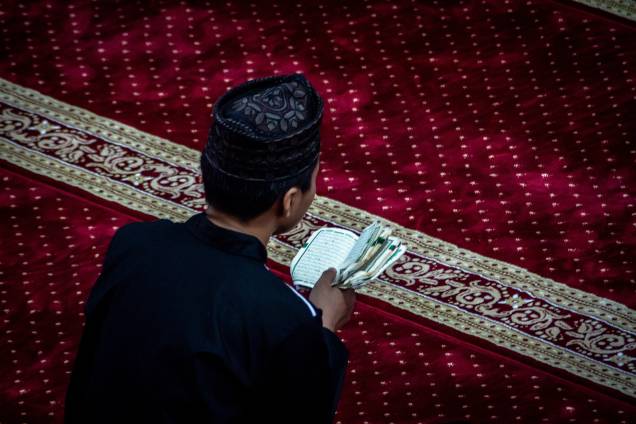 Muçulmano lê o Alcorão, durante o mês sagrado do Ramadã na Mesquita do Centro Islâmico, localizado na Universidade de Ahmad Dahlan, na Indonésia - 06/05/2019 Muçulmano lê o Alcorão, durante o mês sagrado do Ramadã na Mesquita do Centro Islâmico, localizado na Universidade de Ahmad Dahlan, na Indonésia - 06/05/2019