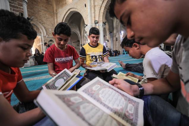 Muçulmanos na Grande Mesquita de Omari, na Cidade de Gaza, durante o mės do Ramadã - 06/05/2019 Muçulmanos na Grande Mesquita de Omari, na Cidade de Gaza, durante o mės do Ramadã - 06/05/2019