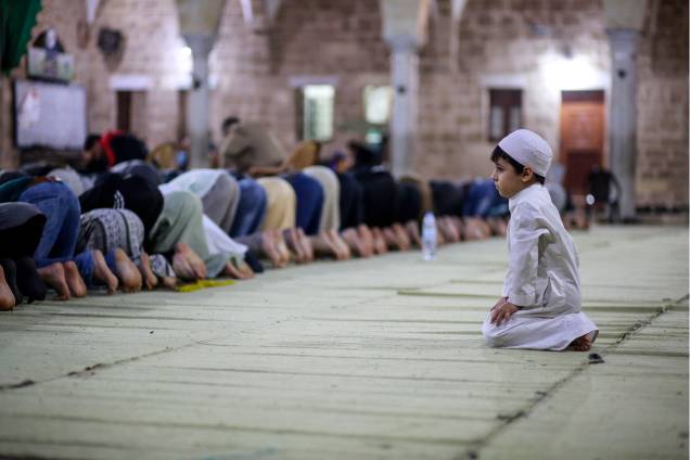 Criança participa da oração de Taraweeh, durante o mês do Ramadã, na Cidade de Gaza - 07/05/2019 Criança participa da oração de Taraweeh, durante o mês do Ramadã, na Cidade de Gaza - 07/05/2019