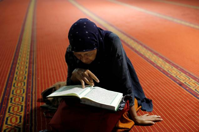 Mulher muçulmana lê o Alcorão depois de oração da manhã durante o mês de jejum do Ramadã, na mesquita Istiqlal em Jacarta, na Indonésia - 07/05/2019 Mulher muçulmana lê o Alcorão depois de oração da manhã durante o mês de jejum do Ramadã, na mesquita Istiqlal em Jacarta, na Indonésia - 07/05/2019