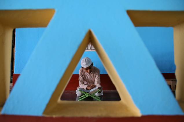 Menino muçulmano lê o Alcorão dentro de uma mesquita no primeiro dia do mês sagrado de jejum do Ramadã, nos arredores de Agartala, Índia - 07/05/2019 Menino muçulmano lê o Alcorão dentro de uma mesquita no primeiro dia do mês sagrado de jejum do Ramadã, nos arredores de Agartala, Índia - 07/05/2019