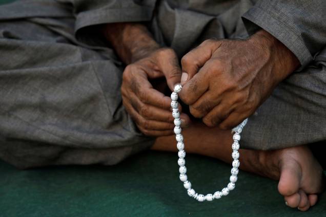 Homem realiza oração no mês de jejum do Ramadã, em uma mesquita de Karachi, Paquistão - 07/05/2019 Homem realiza oração no mês de jejum do Ramadã, em uma mesquita de Karachi, Paquistão - 07/05/2019