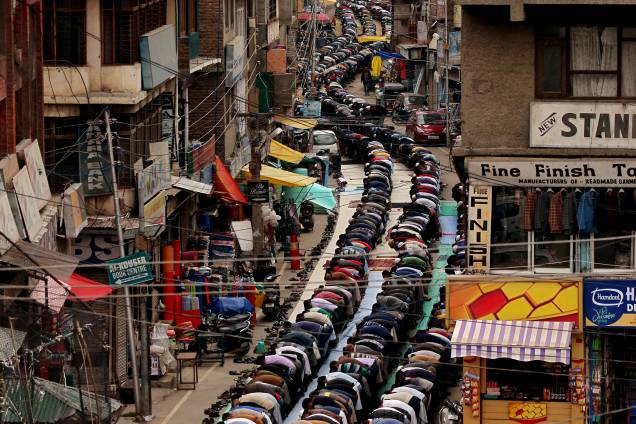 Muçulmanos realizam orações em uma estrada do lado de fora de uma mesquita na primeira sexta-feira do mês sagrado de jejum do Ramadã, em Srinagar - 10/05/2019 Muçulmanos realizam orações em uma estrada do lado de fora de uma mesquita na primeira sexta-feira do mês sagrado de jejum do Ramadã, em Srinagar - 10/05/2019
