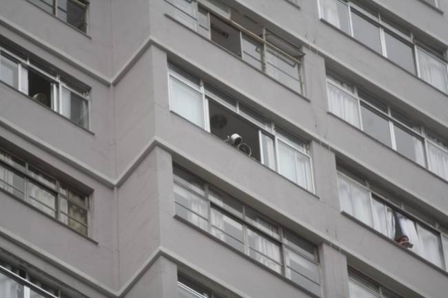 Manifestante bate panela em resposta à protesto contra os cortes de verbas para a educação Manifestante bate panela em resposta à protesto contra os cortes de verbas para a educação