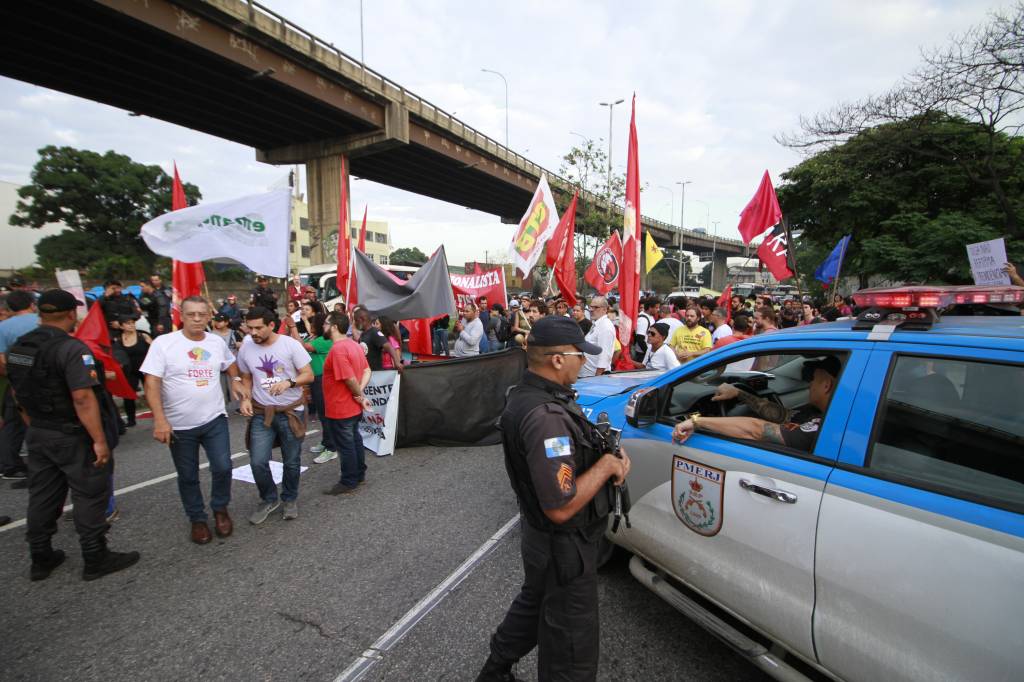Em Niterói, motorista atropela manifestantes