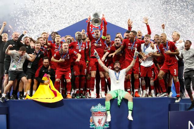 Liverpool supera o Tottenham na final e conquista a liga dos campeões, jogadores comemoram com a taça - 01/06/2019 Liverpool supera o Tottenham na final e conquista a liga dos campeões, jogadores comemoram com a taça - 01/06/2019