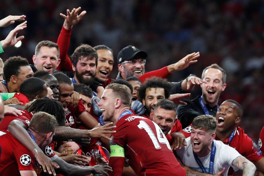 Liverpool supera o Tottenham na final e conquista a liga dos campeões, jogadores comemoram com a taça -  01/06/2019