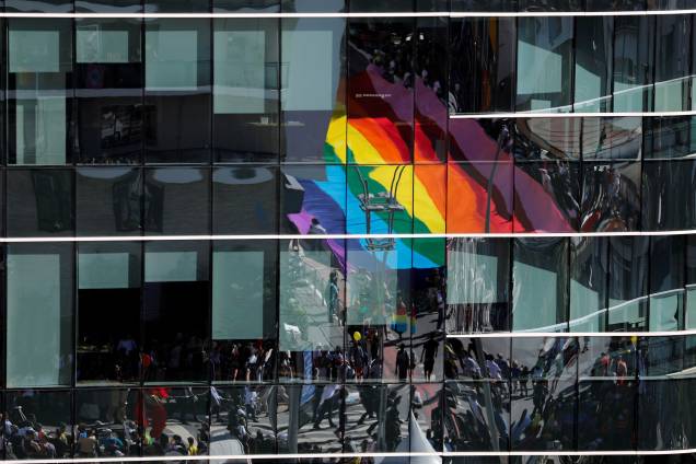 Participantes são vistos refletidos em prédio na 23ª edição da Parada do Orgulho LGBT na Avenida Paulista, <span>considerada a maior do mundo, reuniu 3 milhões de pessoas neste domingo </span>- 23/06/2019 Participantes são vistos refletidos em prédio na 23ª edição da Parada do Orgulho LGBT na Avenida Paulista, <span>considerada a maior do mundo, reuniu 3 milhões de pessoas neste domingo </span>- 23/06/2019
