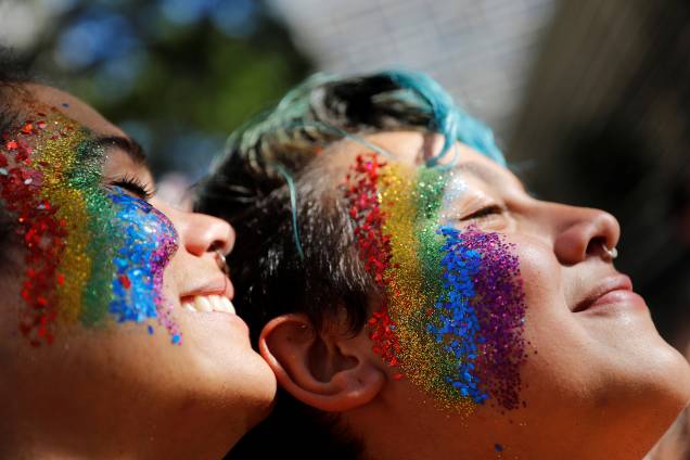 A 23ª edição da Parada do Orgulho LGBT na Avenida Paulista, <span>considerada a maior do mundo, reuniu 3 milhões de pessoas neste domingo (23). Ao todo, 19 trios elétricos desfilaram por cerca de sete horas de apresentações. Apesar de manifestações contra Bolsonaro darem o tom do evento, o tema do ato foi a Revolta de Stonewall, ocorrida em Nova York (EUA) em junho de 1969, que originou a parada na cidade americana e fortaleceu a militância do movimento </span>- 23/06/2019 A 23ª edição da Parada do Orgulho LGBT na Avenida Paulista, <span>considerada a maior do mundo, reuniu 3 milhões de pessoas neste domingo (23). Ao todo, 19 trios elétricos desfilaram por cerca de sete horas de apresentações. Apesar de manifestações contra Bolsonaro darem o tom do evento, o tema do ato foi a Revolta de Stonewall, ocorrida em Nova York (EUA) em junho de 1969, que originou a parada na cidade americana e fortaleceu a militância do movimento </span>- 23/06/2019