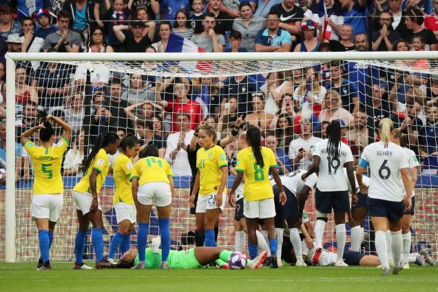 Goleira Bárbara no chão depois de sofrer uma lesão no jogo entre França e Brasil válido pela Copa do Mundo Feminina 2019 Oitavas de final - 23/06/2019 Goleira Bárbara no chão depois de sofrer uma lesão no jogo entre França e Brasil válido pela Copa do Mundo Feminina 2019 Oitavas de final - 23/06/2019