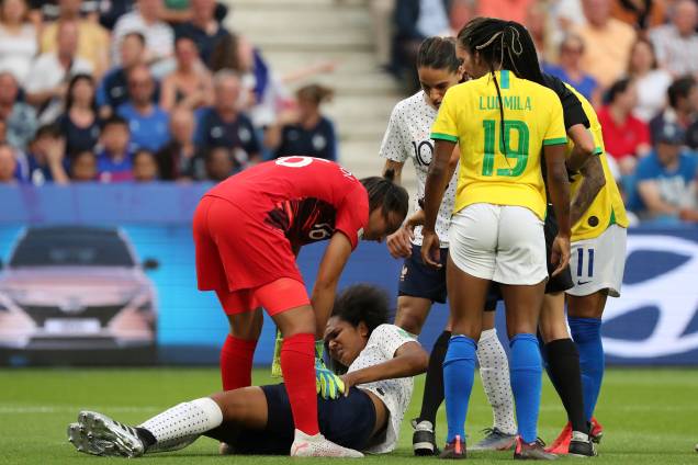 Jogadora Wendie Renard, da França, no chão depois de sofrer uma lesão entre França e Brasil Copa do Mundo Feminina 2019 Oitavas de final - 23/06/2019 Jogadora Wendie Renard, da França, no chão depois de sofrer uma lesão entre França e Brasil Copa do Mundo Feminina 2019 Oitavas de final - 23/06/2019