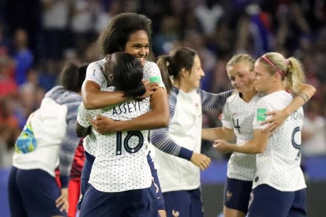 Jogadoras francesas Wendie Renard e Viviane Asseyi, comemoram vitória no jogo entre França e Brasil, válido pela Copa do Mundo Feminina 2019 Oitavas de final - 23/06/2019 Jogadoras francesas Wendie Renard e Viviane Asseyi, comemoram vitória no jogo entre França e Brasil, válido pela Copa do Mundo Feminina 2019 Oitavas de final - 23/06/2019