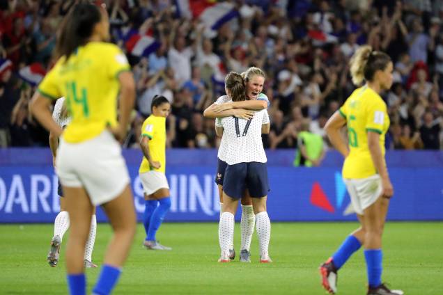 Jogadoras francesas Amandine Henry e Gaetane Thiney, comemoram vitória no jogo entre França e Brasil, válido pela Copa do Mundo Feminina 2019 Oitavas de final - 23/06/2019 Jogadoras francesas Amandine Henry e Gaetane Thiney, comemoram vitória no jogo entre França e Brasil, válido pela Copa do Mundo Feminina 2019 Oitavas de final - 23/06/2019