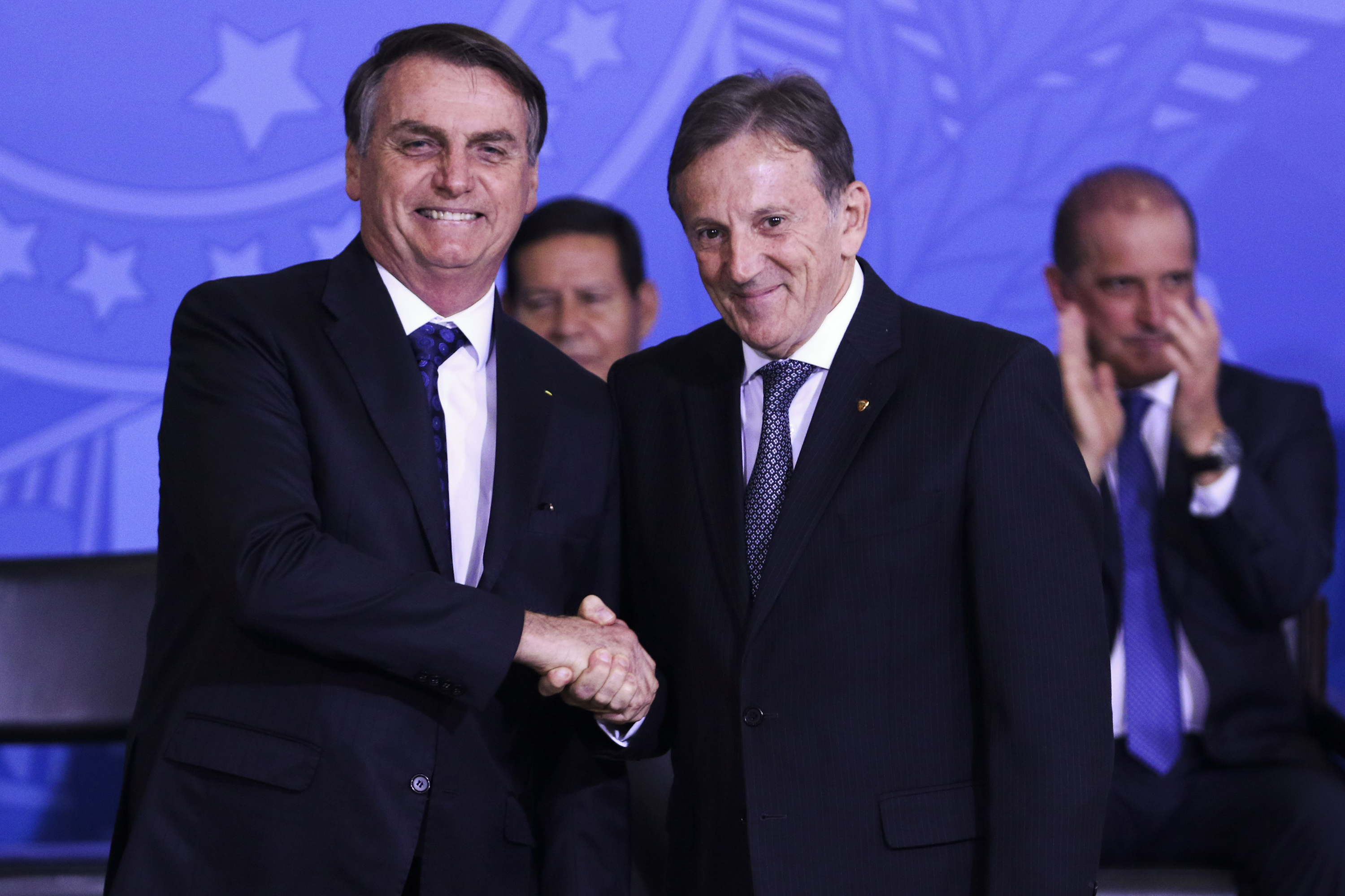 Curinga de Bolsonaro assume Correios e evita falar de privatização