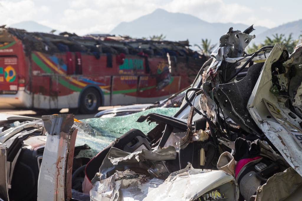 Acidente com ônibus deixa 10 mortos em serra de Campos do Jordão