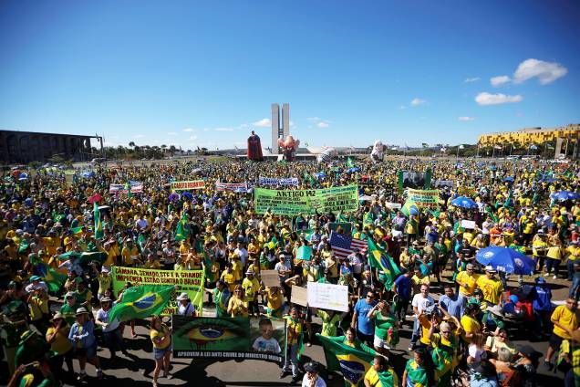 Manifestantes se aglomeram nos arredores do Congresso Nacional, em Brasília (DF), durante protesto a favor do ministro Sergio Moro e da Operação Lava-Jato - 30/06/2019 Manifestantes se aglomeram nos arredores do Congresso Nacional, em Brasília (DF), durante protesto a favor do ministro Sergio Moro e da Operação Lava-Jato - 30/06/2019