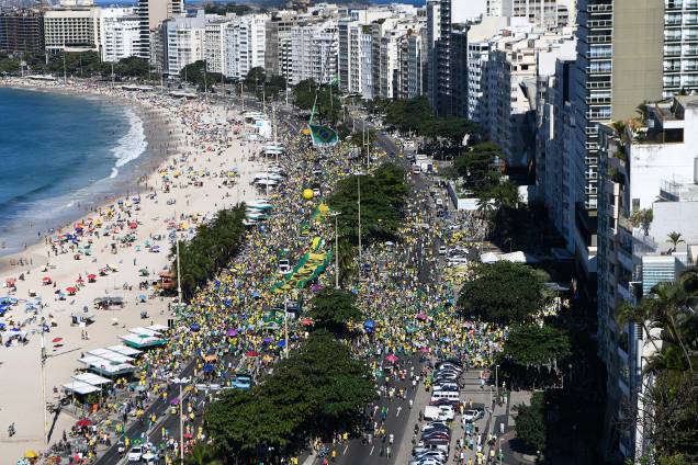 Vista aérea mostra manifestantes nos arredores da Praia de Copacabana, no Rio de Janeiro (RJ), durante protesto a favor do ministro Sergio Moro - 30/06/2019 Vista aérea mostra manifestantes nos arredores da Praia de Copacabana, no Rio de Janeiro (RJ), durante protesto a favor do ministro Sergio Moro - 30/06/2019
