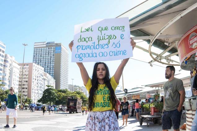 Manifestantes participam de ato em apoio ao ministro da Justiça e da Segurança Pública, Sergio Moro, e à Operação Lava Jato no posto 5 da Praia de Copacabana, na zona sul do Rio de Janeiro (RJ) - 30/06/2019 Manifestantes participam de ato em apoio ao ministro da Justiça e da Segurança Pública, Sergio Moro, e à Operação Lava Jato no posto 5 da Praia de Copacabana, na zona sul do Rio de Janeiro (RJ) - 30/06/2019