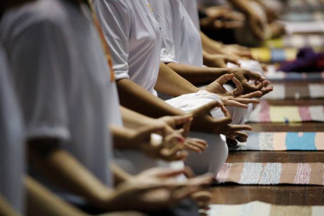 Centenas de pessoas se reúnem para praticar ioga em comemoração do 5º Dia Internacional do Ioga em Yangon, Mianmar - 15/06/2019 Centenas de pessoas se reúnem para praticar ioga em comemoração do 5º Dia Internacional do Ioga em Yangon, Mianmar - 15/06/2019