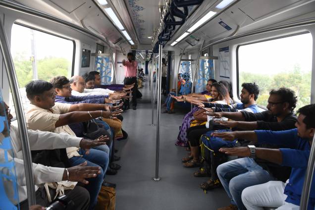 Instrutora realiza sessão de ioga com os passageiros em vagão de metrô em Hyderabad, na Índia - 21/06/2019 Instrutora realiza sessão de ioga com os passageiros em vagão de metrô em Hyderabad, na Índia - 21/06/2019