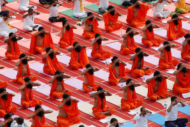 Religiosos hindus participam de uma sessão de ioga em um estádio de Ahmedabad, Índia - 21/06/2019 Religiosos hindus participam de uma sessão de ioga em um estádio de Ahmedabad, Índia - 21/06/2019