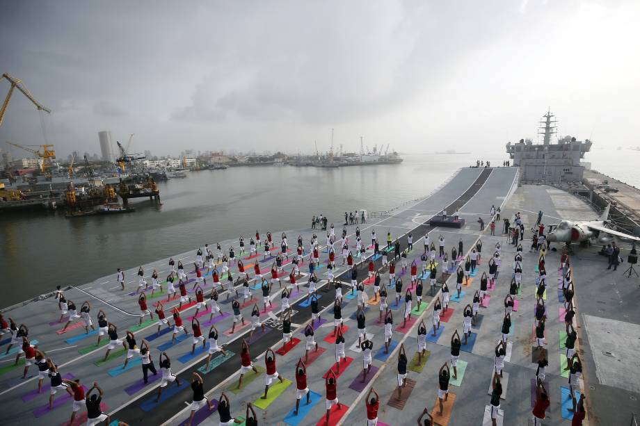 Membros da Marinha da Índia fazem ioga no convés de vôo do INS Viraat, um porta-aviões desativado da Marinha Indiana, em Mumbai, Índia - 21/06/2019