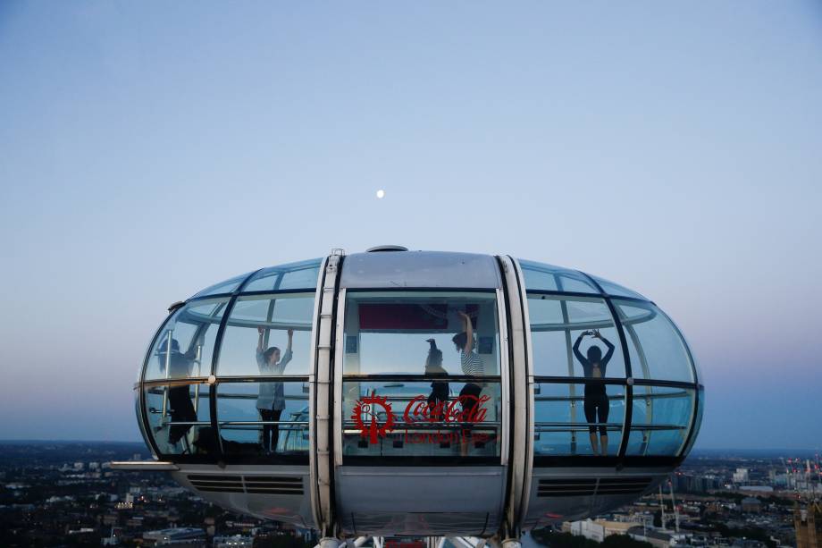 Grupo participa de uma aula de ioga enquanto o sol nasce durante o Solstício de Verão, no topo do London Eye, em Londres, na Grã-Bretanha - 21/06/2019