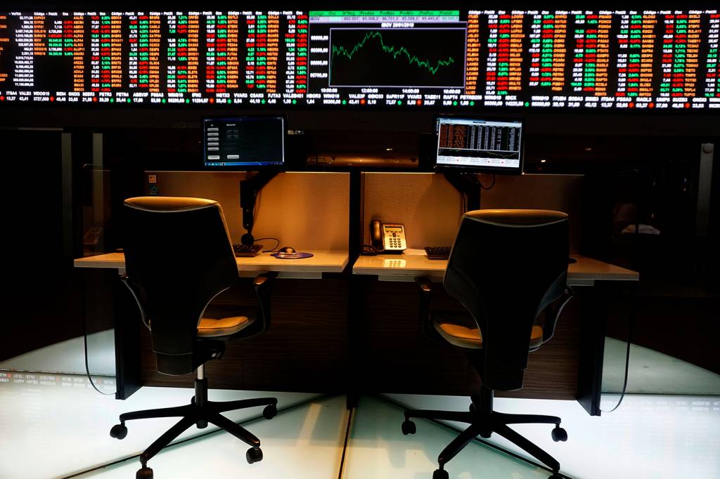 Ibovespa renova máxima histórica com 148 mil pontos e dólar a R$5,34