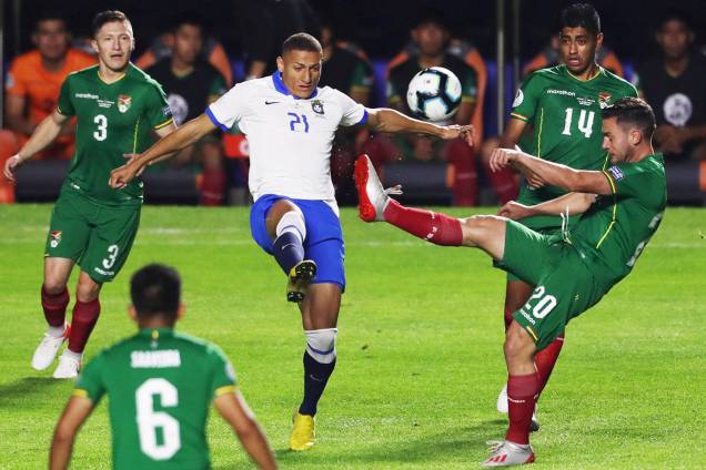 Richarlison, jogador da Seleção Brasileira, disputa lance com Fernando Saucedo, da Bolívia, durante partida válida pela fase de grupos da Copa América - 14/06/2019 Richarlison, jogador da Seleção Brasileira, disputa lance com Fernando Saucedo, da Bolívia, durante partida válida pela fase de grupos da Copa América - 14/06/2019