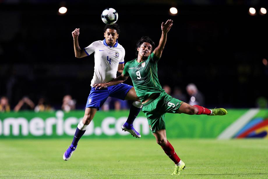 Marquinhos, jogador do Brasil, disputa lance com Marcelo Martins, da Bolívia, durante partida válida pela fase de grupos da Copa América - 14/06/2019