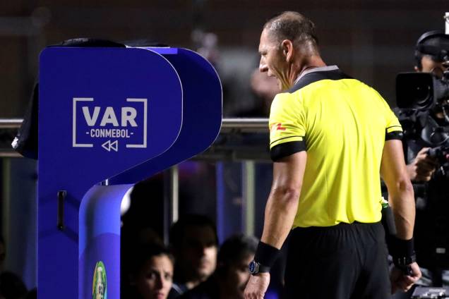 O árbitro Nestor Pitana consulta o VAR durante partida entre Brasil e Bolívia - 14/05/2019 O árbitro Nestor Pitana consulta o VAR durante partida entre Brasil e Bolívia - 14/05/2019