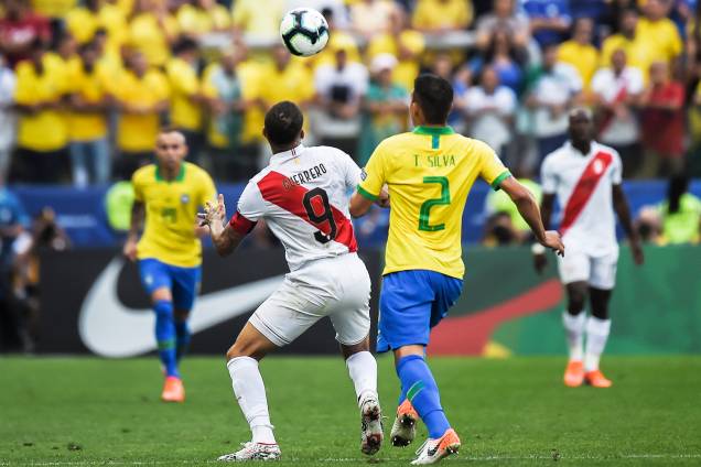Paolo Guerrero disputa lance com Thiago Silva durante partida entre Peru e Brasil, válida pelo grupo A da Copa América - 22/06/2019 Paolo Guerrero disputa lance com Thiago Silva durante partida entre Peru e Brasil, válida pelo grupo A da Copa América - 22/06/2019