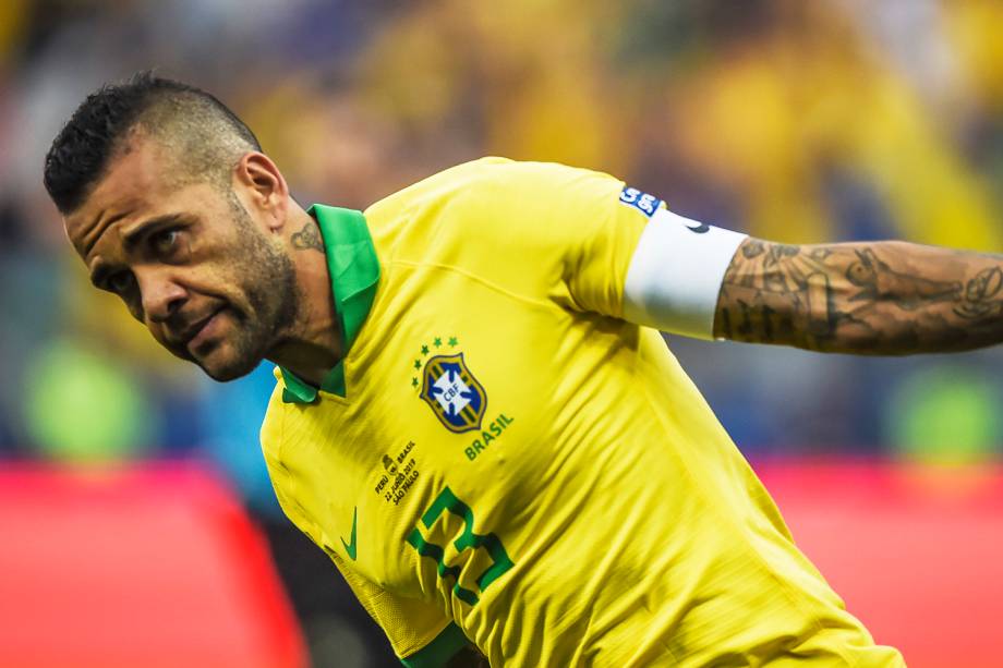 Daniel Alves comemora após marcar o quarto gol do Brasil durante partida contra o Peru, válida pelo grupo A da Copa América, realizada na Arena Corinthians - 22/06/2019