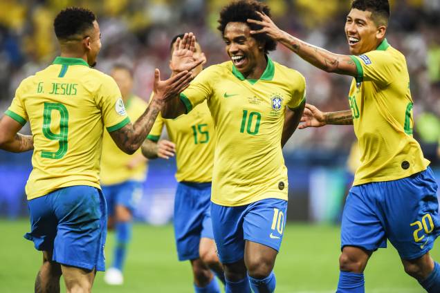 Willian (centro) comemora com seus companheiros após marcar o quinto gol do Brasil durante partida contra o Peru, válida pelo grupo A da Copa América, realizada na Arena Corinthians - 22/06/2019 Willian (centro) comemora com seus companheiros após marcar o quinto gol do Brasil durante partida contra o Peru, válida pelo grupo A da Copa América, realizada na Arena Corinthians - 22/06/2019