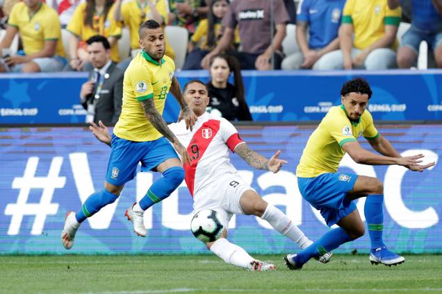 Paolo Guerrero, jogador do Brasil, é marcado pelos brasileiros Daniel Alves e Marquinhos, durante partida válida pelo grupo A da Copa América - 22/06/2019 Paolo Guerrero, jogador do Brasil, é marcado pelos brasileiros Daniel Alves e Marquinhos, durante partida válida pelo grupo A da Copa América - 22/06/2019