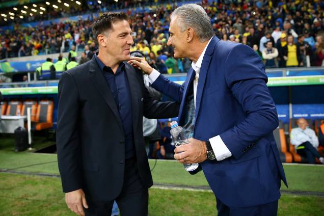 Tite e Eduardo Berizzo, técnicos do Brasil e do Paraguai, se cumprimentam antes de partida válida pelas quartas de final da Copa América - 27/06/2019 Tite e Eduardo Berizzo, técnicos do Brasil e do Paraguai, se cumprimentam antes de partida válida pelas quartas de final da Copa América - 27/06/2019