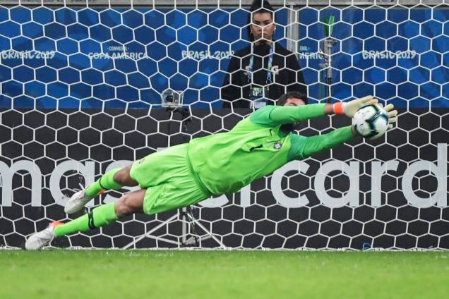 Alisson, goleiro da Seleção Brasileira, defende cobrança de pênalti de Gustavo Gómez - 27/06/2019 Alisson, goleiro da Seleção Brasileira, defende cobrança de pênalti de Gustavo Gómez - 27/06/2019