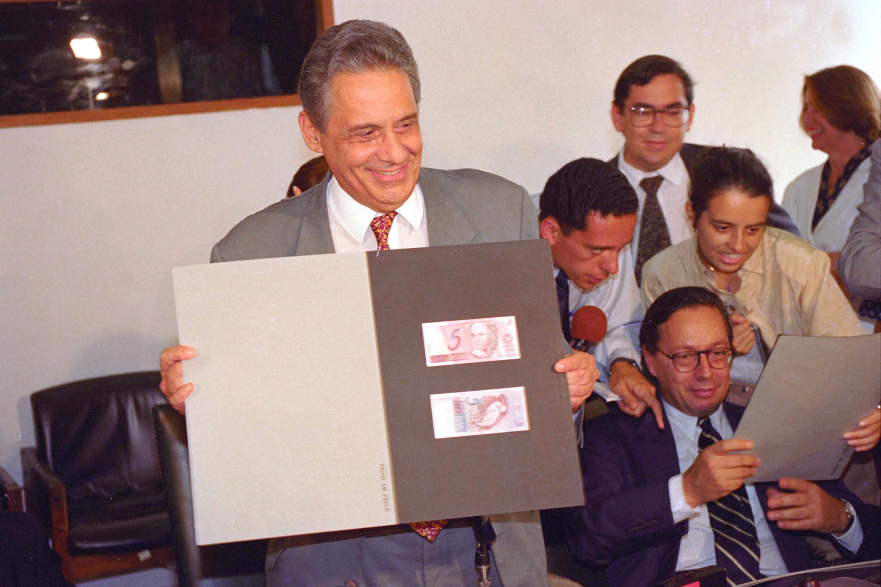 Plano Real, que domou inflação e estabilizou economia, completa 25 anos