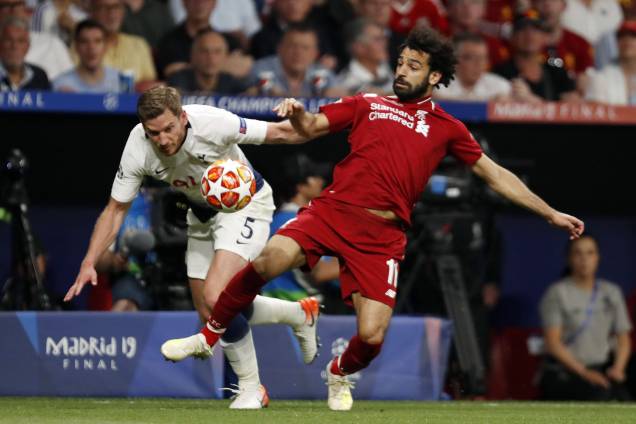Jan Vertonghen e Salah, disputam bola durante partida válida pela final da Champions - 01/06/2019 Jan Vertonghen e Salah, disputam bola durante partida válida pela final da Champions - 01/06/2019