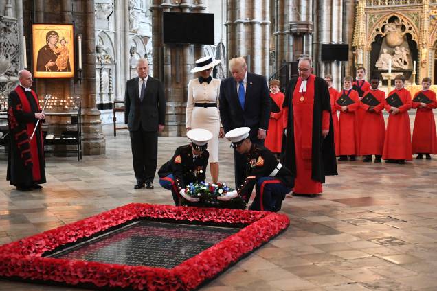 Donald Trump e Melania Trump colocam uma coroa no túmulo do soldado desconhecido durante visita a Abadia de Westminster, acompanhados do Príncipe Andrew, Duque de York - 03/06/2019 Donald Trump e Melania Trump colocam uma coroa no túmulo do soldado desconhecido durante visita a Abadia de Westminster, acompanhados do Príncipe Andrew, Duque de York - 03/06/2019